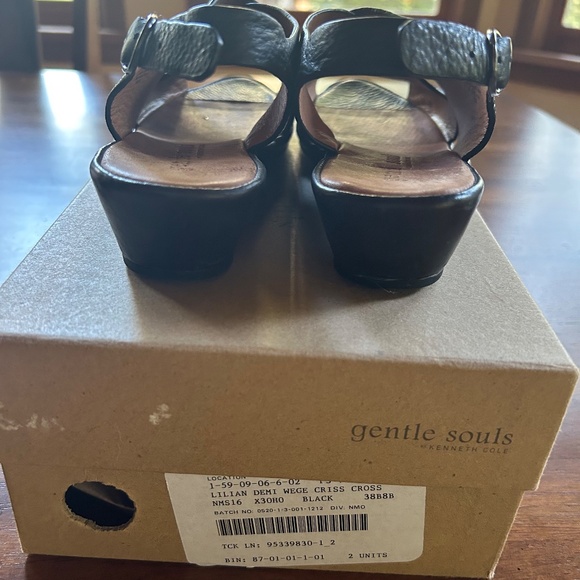 Gentle Souls Black Leather Demi-Wedge Criss Cross Sandals (8M/39 Euro) - Picture 2 of 7